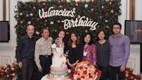 Lewat Instagrammya @jessicatanoe, ia kerap membagikan momen seru kulineran. Seperti ketika kumpul keluarga seperti ini.  Foto: @jessicatanoe