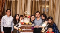 Sebuah cake cokelat berukuran jumbo ini menjadi kue ulang tahun sang ayah. Cake ini juga dilengkapi dengan aneka buah dan bunga cantik. Momen ini diambil ketika HT merayakan ulang tahun ke 54. Foto: @jessicatanoe