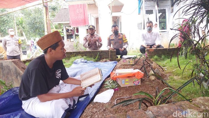 Kapolres Tasikmalaya Kota AKBP Aszhari Kurniawan saat berziarah ke makam salah seorang korban tenggelam