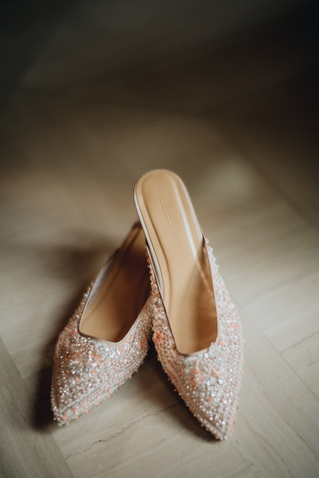 Putri Tanjung melengkapi penampilannya di hari lamaran dengan selop juga dari desainer Sapto Djojokartiko. Foto: Dok. morden.co