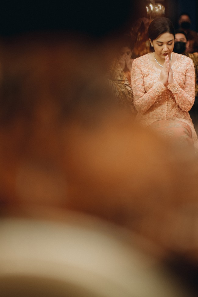 Pada acara lamarannya, Putri Tanjung memakai kebaya peach rancangan Sapto Djojokartiko. Foto: Dok. morden.co