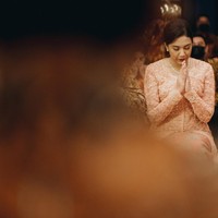 Pada acara lamarannya, Putri Tanjung memakai kebaya peach rancangan Sapto Djojokartiko. Foto: Dok. morden.co