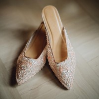 Putri Tanjung melengkapi penampilannya di hari lamaran dengan selop juga dari desainer Sapto Djojokartiko. Foto: Dok. morden.co