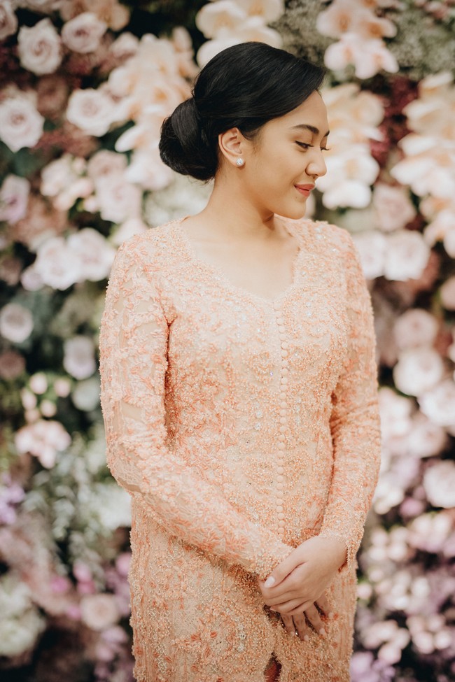 Putri Tanjung bukan hanya memilih makeup soft di hari lamarannya, tatanan rambutnya pun dibuat simple. Sanggul cepol minimalis melengkapi penampilan Putri. Foto: Dok. morden.co