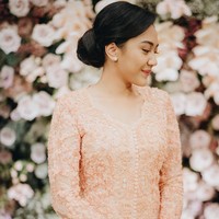 Putri Tanjung bukan hanya memilih makeup soft di hari lamarannya, tatanan rambutnya pun dibuat simple. Sanggul cepol minimalis melengkapi penampilan Putri. Foto: Dok. morden.co