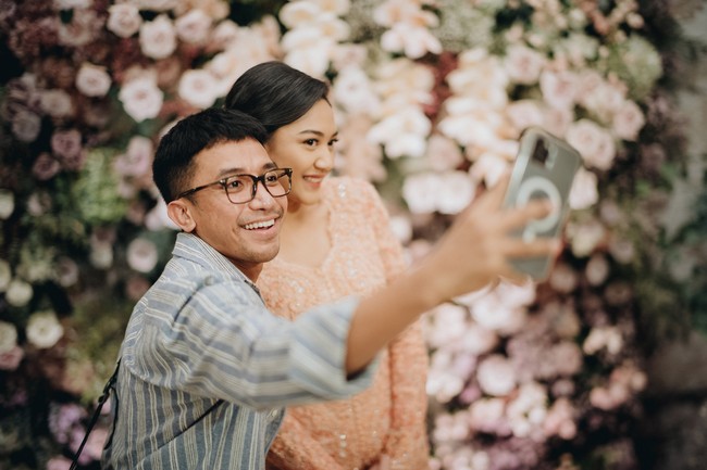 Putri Tanjung memilih makeup artist Bubah Alfian untuk meriasnya di hari lamaran dengan Guinandra Jatikusumo. Dalam unggahan di Instagram, Bubah mengaku deg-degan merias Putri Tanjung. Sebab CEO Transmedia Digital Lifestyle Group itu meminta diras dengan makeup super soft. Foto: Dok. morden.co