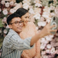 Putri Tanjung memilih makeup artist Bubah Alfian untuk meriasnya di hari lamaran dengan Guinandra Jatikusumo. Dalam unggahan di Instagram, Bubah mengaku deg-degan merias Putri Tanjung. Sebab CEO Transmedia Digital Lifestyle Group itu meminta diras dengan makeup super soft. Foto: Dok. morden.co