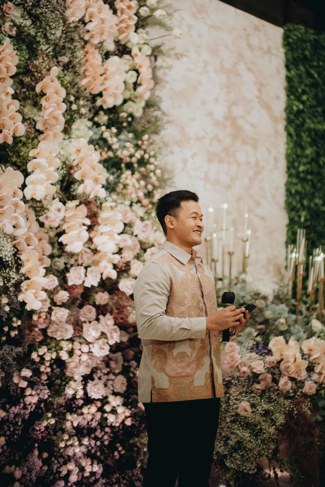 Putri Tanjung tampil serasi dengan Guinandra Jatikusumo di hari lamaran. Guinandra mengenakan kemeja dengan motif nuansa peach. Foto: Dok. morden.co