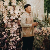 Putri Tanjung tampil serasi dengan Guinandra Jatikusumo di hari lamaran. Guinandra mengenakan kemeja dengan motif nuansa peach. Foto: Dok. morden.co