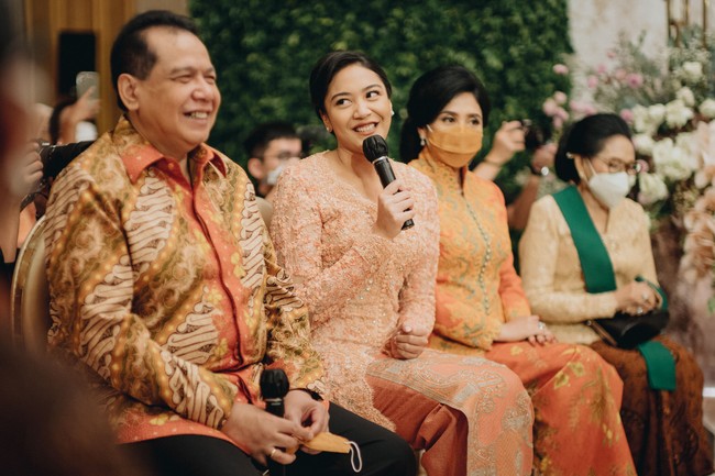 Putri Tanjung juga tampil senada dengan sang ibu Anita Tanjung dan ayahnya Chairul Tanjung di hari lamarannya. CT dan Anita Tanjung memakai busana dengan nuansa warna oranye. Foto: Dok. morden.co