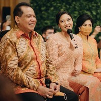 Putri Tanjung juga tampil senada dengan sang ibu Anita Tanjung dan ayahnya Chairul Tanjung di hari lamarannya. CT dan Anita Tanjung memakai busana dengan nuansa warna oranye. Foto: Dok. morden.co