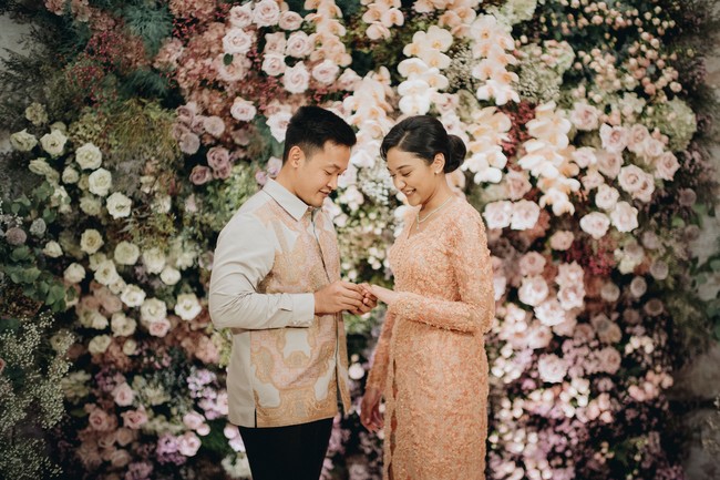 Setelah empat tahun berpacaran, Putri Tanjung dilamar kekasihnya Guinandra Jatikusumo pada 5 Maret 2022. Acara lamaran dari anak Chairman CT Corp itu dilangsungkan di kediaman keluarga Chairul Tanjung di Menteng, Jakarta Pusat. Foto: Dok. morden.co