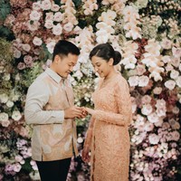 Setelah empat tahun berpacaran, Putri Tanjung dilamar kekasihnya Guinandra Jatikusumo pada 5 Maret 2022. Acara lamaran dari anak Chairman CT Corp itu dilangsungkan di kediaman keluarga Chairul Tanjung di Menteng, Jakarta Pusat. Foto: Dok. morden.co