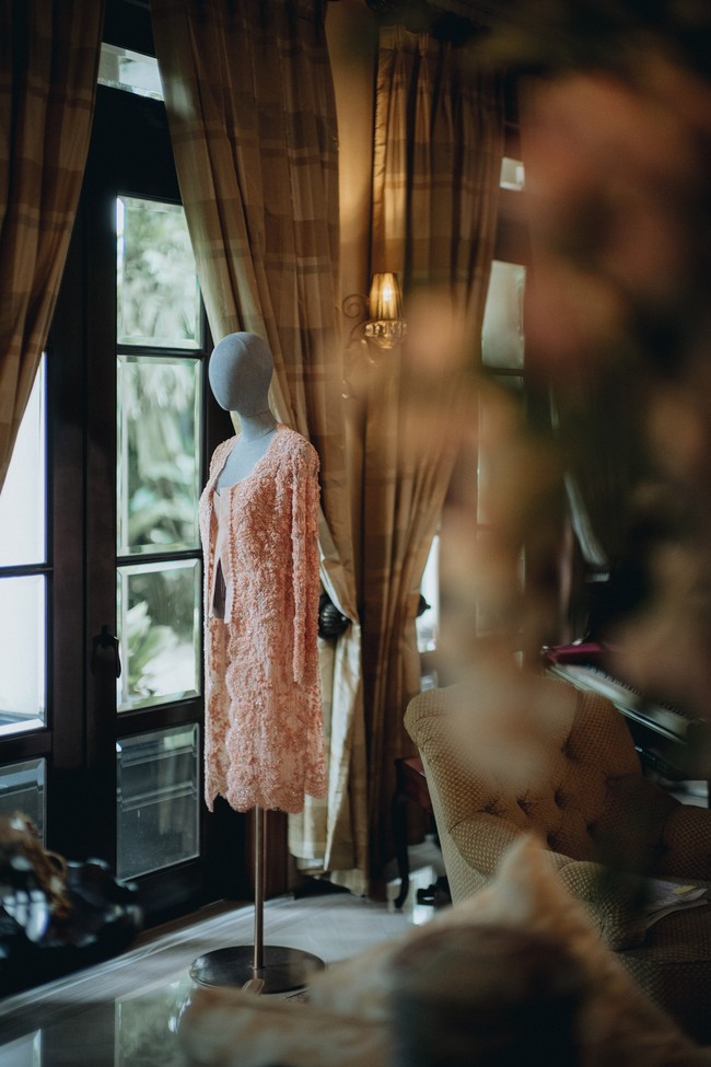 Kebaya panjang karya desainer Sapto Djojokartiko hadir dengan detail payet yang membuat penampilan Putri Tanjung di hari lamarannya elegan dan memesona.Foto: Dok. morden.co