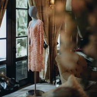 Kebaya panjang karya desainer Sapto Djojokartiko hadir dengan detail payet yang membuat penampilan Putri Tanjung di hari lamarannya elegan dan memesona.Foto: Dok. morden.co