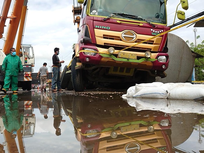 Kecelakaan truk tangki bermuatan 30 ton cairan asam sulfat di Cilegon, Banten, Senin (7/3/2022).