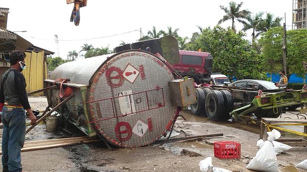 Kecelakaan truk tangki bermuatan 30 ton cairan asam sulfat di Cilegon, Banten, Senin (7/3/2022).