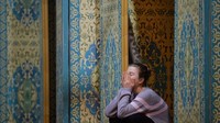 Penari balet Ukraina, Bogdana Alexeeva saat sedang berlatih, Sabtu, (5/3/2022). Bersama lima balerina Ukraina, mereka memutuskan untuk menyelamatkan diri dari invasi tentara Rusia. Mereka kemudian menemukan panggung baru yang bersedia menerima mereka di National Opera House di Ibu Kota Bucharest, Rumania. Negara tetangga ini berlokasi di sebelah barat daya Ukraina.