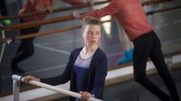 Salah satu di antara para balerina ini adalah Bogdana Alexeeva, perempuan berusia 21 tahun. Ia menceritakan kisahnya meninggalkan rumahnya di Kota Odessa, sebelah selatan Ukraina, sehari setelah Rusia meluncurkan serangan pertama mereka. Di hari yang sama, ia tiba di Rumania—yang berlokasi tak terlalu jauh dari kota tempatnya berlatih balet.
