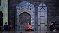 Di rumah opera tersebut, keenam seniman pengungsi akhirnya mendapatkan tempat berlindung dan berlatih. Harapan mereka untuk terus mengekspresikan karya-karya melalui tari balet kembali tumbuh di rumah opera yang dibangun pada 1954 tersebut.