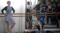 Lara Paraschiv, kiri, dan Bogdana Alexeeva, penari balet yang melarikan diri dari konflik di Ukraina. Opera Nasional Rumania menawarkan enam penari balet yang melarikan diri dari perang di Ukraina kesempatan untuk bekerja dengan korps balet mereka, dan beberapa dari mereka bisa tampil dalam sebulan.