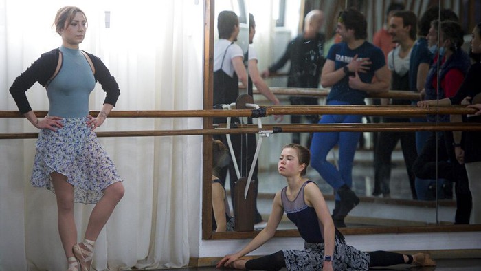 Bogdana Alekseeva, center, a ballet dancer at the Odesa Opera who fled the conflict in Ukraine, rehearses with the Romanian National Opera ballet corps in Bucharest, Romania, Saturday, March 5, 2022. The Romanian National Opera offered six ballet dancers fleeing from the war in Ukraine a chance to work with their ballet corps, and some of them could be performing in a month. (AP Photo/Alexandru Dobre)
