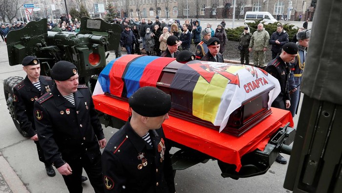 Komandan Batalion Sparta Pro-Rusia Tewas dari Petempuran di Donetsk Members of the Sparta battalion of the separatist self-proclaimed Donetsk People's Republic walk next to the coffin of their commander Vladimir Zhoga, known by the nom de guerre Vokha, who was killed during Ukraine-Russia conflict, during a memorial service in Donetsk, Ukraine March 7, 2022. REUTERS/Alexander Ermochenko.