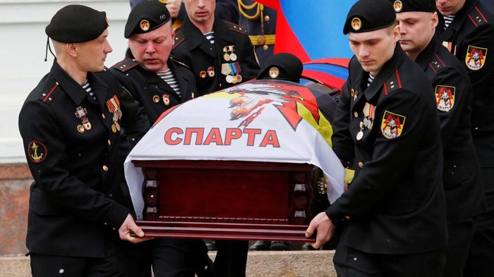 Komandan Batalion Sparta Pro-Rusia Tewas dari Petempuran di Donetsk Members of the Sparta battalion of the separatist self-proclaimed Donetsk People's Republic walk next to the coffin of their commander Vladimir Zhoga, known by the nom de guerre Vokha, who was killed during Ukraine-Russia conflict, during a memorial service in Donetsk, Ukraine March 7, 2022. REUTERS/Alexander Ermochenko.