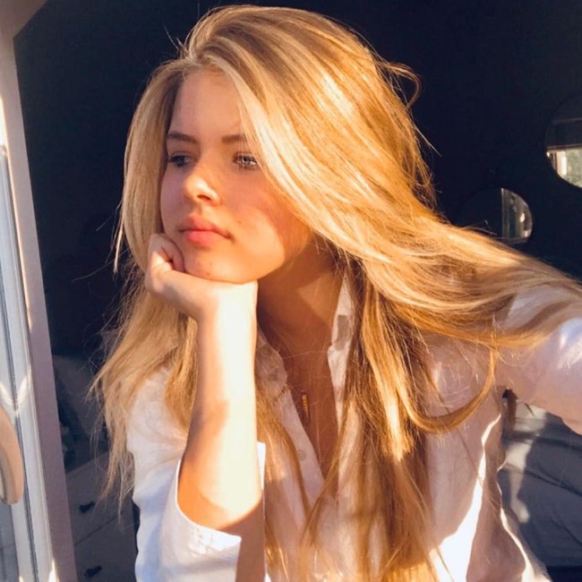 Masuk Storm Model Management yang juga sukses mendebutkan Cindy Crawford hingga Cara Delevingne, Lexi pun diprediksi akan menjadi remaja kaya. Foto: Instagram @noholdenback