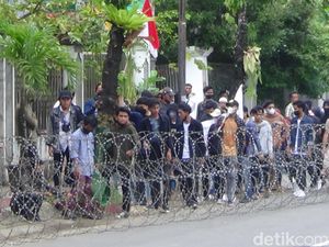 Mahasiswa Kepulauan Madura Demo Minta Kapal Antarpulau Beroperasi Lagi