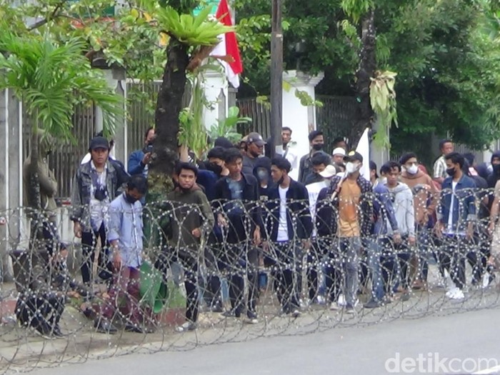 Mahasiswa Kepulauan Madura unjuk rasa minta kapal antarpulau beroperasi lagi