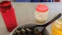 Menjadi momen yang paling mengerikan, ada baiknya untuk berhati-hati saat makan di warung makan. Menuangkan saus secara perlahan penting untuk dilakukan agar sausnya tak tumpah seperti ini. Foto: Instagram/Twitter