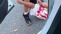 Terbayang ingin makan kentang dan ayam goreng yang lezat, bocah ini harus mengubur keinginannya dalam-dalam. Pasalnya tepat dirinya turun dari mobil seluruh makanannya tumpah berhamburan. Foto: Instagram/Twitter