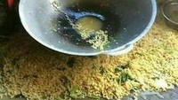 Berniat makan bersama, memasak mie rebus dalam panci berukuran besar akan mempercepat pekerjaan. Tetapi jika tumpah semua seperti ini tampaknya seluruh pekerjaan memasak harus diulang dari awal. Foto: Instagram/Twitter