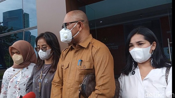 Mayang anak Doddy Sudrajat datang ke Polres Jakarta Pusat.