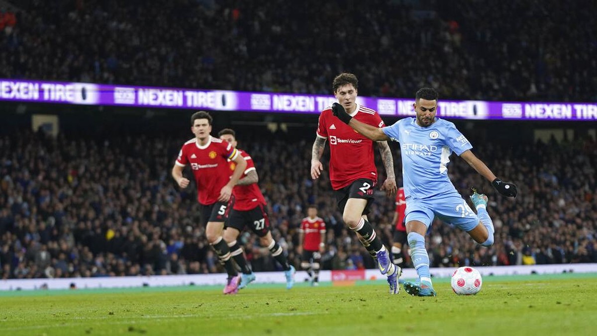 Riyad Mahrez saat mencetak gol kedua ke gawang Manchester United. (Foto: AP/Jon Super)