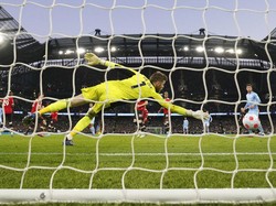 David De Gea kebobolan untuk yang ketiga kalinya lewat bola mendatar Riyad Mahrez pada menit ke-68. (Foto: AP/Jon Super)