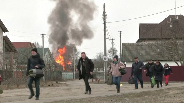 Militer Ukraina membantu warga melarikan diri dari kota Irpin saat terjadi serangan dari Rusia pada Minggu (6/3). Warga meninggalkan bangunan yang terbakar dengan mengambil satu-satunya rute jalan keluar kota itu bersama anak-anak, lansia hingga hewan peliharaan.