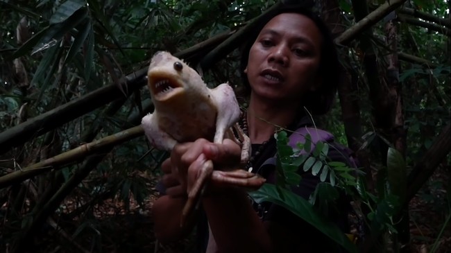 Dede Inoen dan Konten Fenomenal Makan Raja Jin
