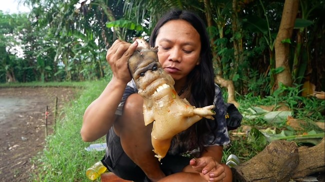 Dede Inoen dan Konten Fenomenal Makan Raja Jin
