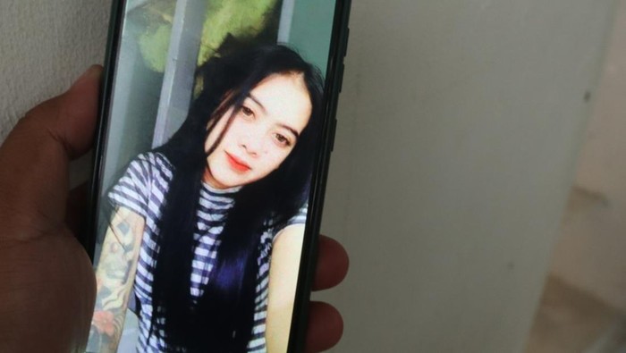 Nanay Berlyn meninggal karena dicekik oleh kekasihnya. Saat ini, polisi berhasil mengantongi identitas pelaku pembunuhan Nanay Berlyn.