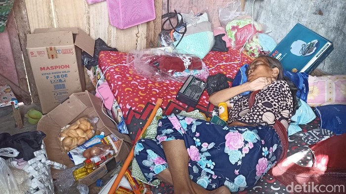 Nenek Surati tidur di dalam gubuknya di Grobogan.