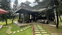 Bangunan Soekapi dengan gaya industrialis berdiri di area private camp, di kaki Gunung Salak. Desain bangunan dominan besi dan dinding semen expose. Tampak halamannya sangat luas. Pohon pinus mengelilingi Soekapi menjadikan ngopi di sini makin syahdu.