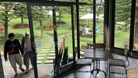 Pengunjung memasuki Soekapi, Bogor. Soekapi merupakan kependekan dari Susu Kandang Sapi. Ya, kawasan ini memang area private yang menaungi sejumlah aktifitas outdoor seperti camping dan peternakan  sapi. 