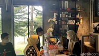 Pengunjung memesan menu di Soekapi. Sejumlah menu makanan berat, cemilan dan tentu saja kopi ditawarkan.