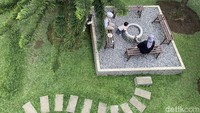 Taman hijau dengan rumput yang dibelah jalan setapak membuat adem di mata. Tak jauh dari Soekapi, sekitar 1 km, terdapat kawasan wisata Curug Nangka.