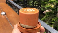 Kopi Piccolo dengan komposisi kopi yang pekat cukup membuat hangat udara dingin kaki Gunung Salak. Menu yang ditawarkan mulai Rp 20 ribuan.