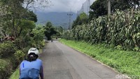 Pesepeda melalui jalur menuju Soekapi, dengan pemandangan Gunung Salak di Jl Gunung Malang, Tamansari, Kabupaten Bogor, akhir pekan lalu, (5/3/2022). Jarak dari Tugu Kujang Bogor ke Soekapi sejauh 15km. Jarak yang sama jika memulai dari kawasan kampus IPB Darmaga, Bogor.