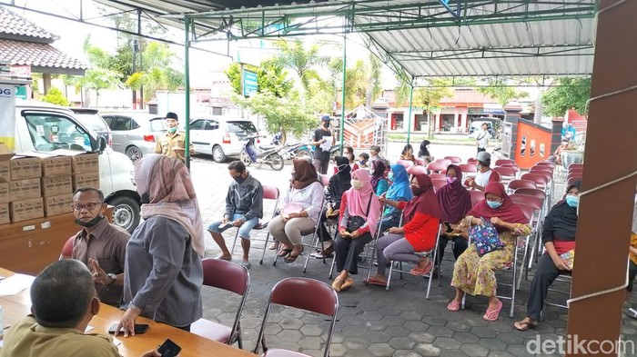 Dinas Koperasi Usaha Kecil Menengah Perindustrian dan Perdagangan (KUKM Perindag) Kabupaten Wonogiri menggelar operasi pasar minyak goreng. (dok.Dinas KUKM Perindag Wonogiri)