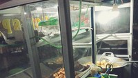 Di Jalan Pal Batu 3 ada beberapa pedagang yang kerap berjejer di malam hari. Termasuk penjual otak-otak krispi seharga Rp 5 ribu yang selalu laris manis diburu pembeli. Foto: Instagram/Twitter/Istimewa/YouTube